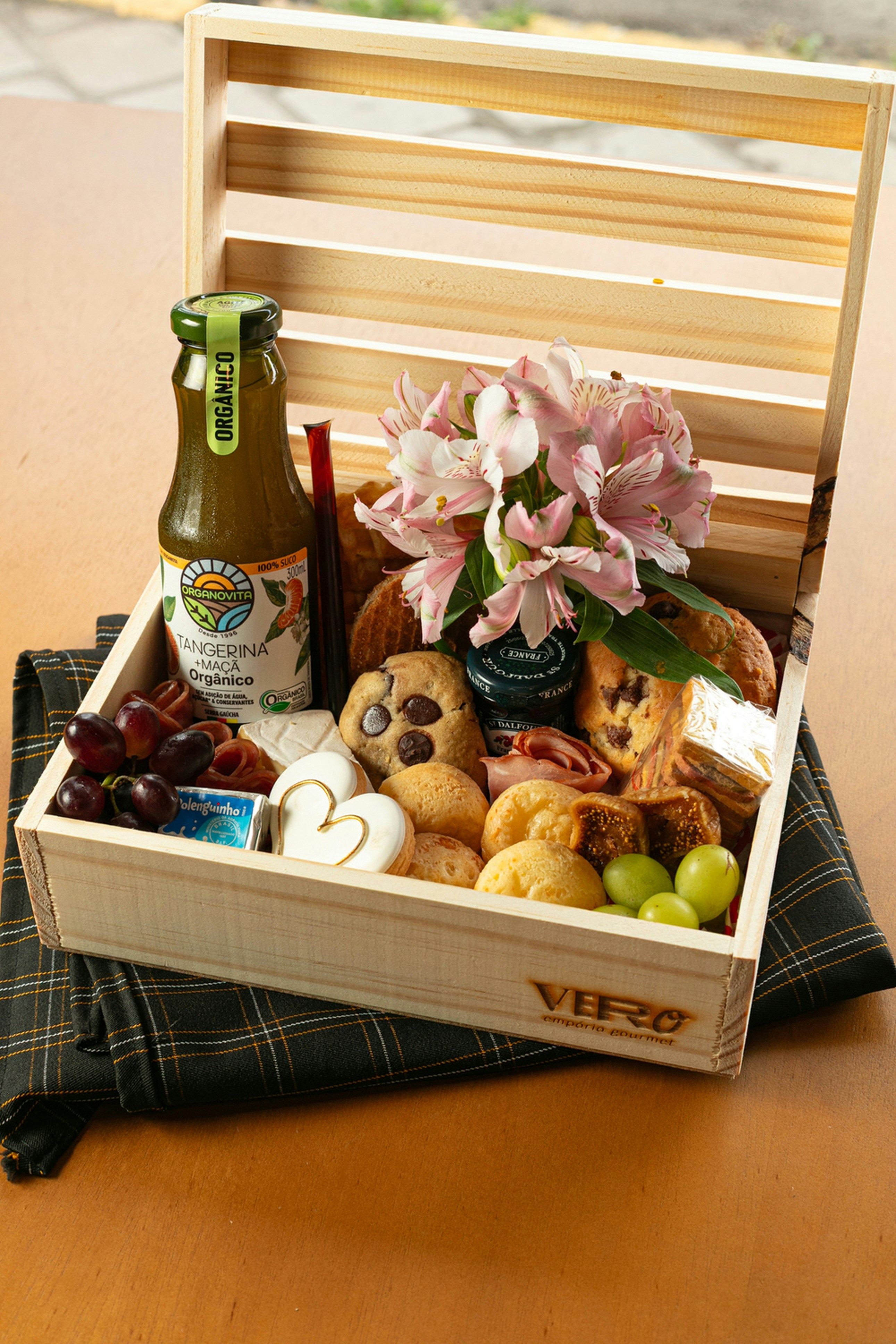 Geschenkkorb mit Delikatessen und Blumen
