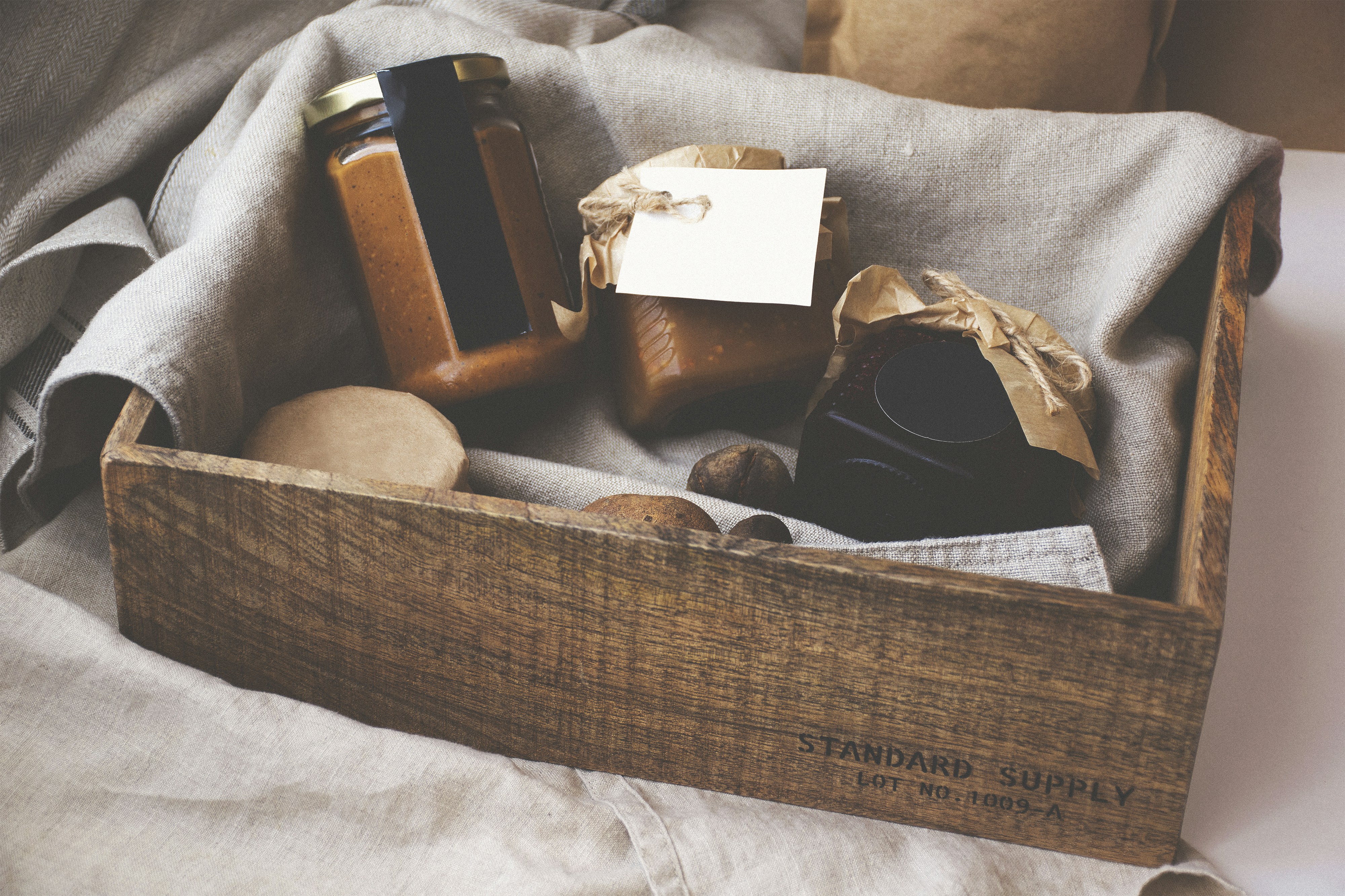 Rustikaler Geschenkkorb mit Gläsern